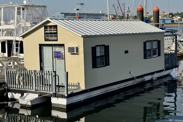 Photo of the 2009 Catamaran Cruisers Aqua Lodge