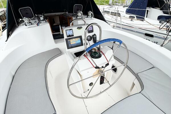 CAROLINA MOON 38ft Hunter Yacht For Sale