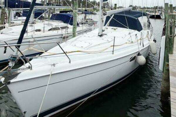 Photo of the 2002 Hunter 380 "CAROLINA MOON"