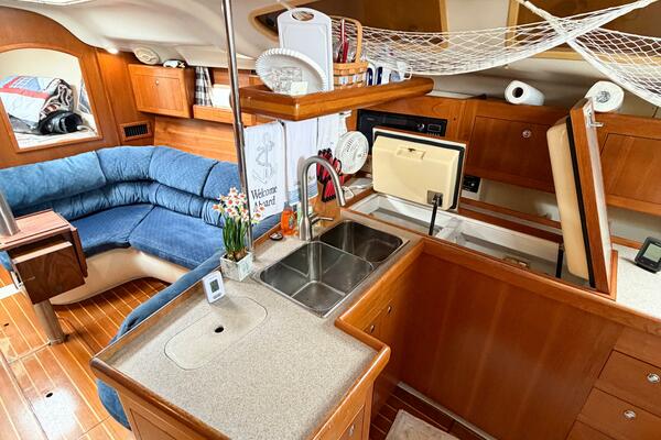 CAROLINA MOON 38ft Hunter Yacht For Sale