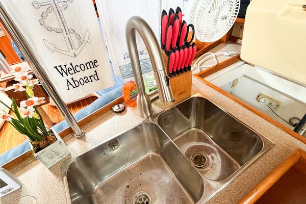 CAROLINA MOON 38ft Hunter Yacht For Sale