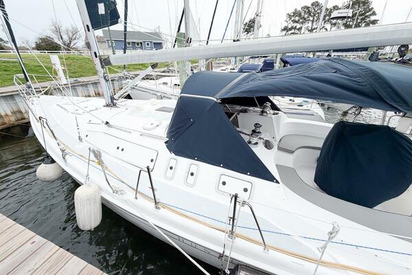 CAROLINA MOON 38ft Hunter Yacht For Sale