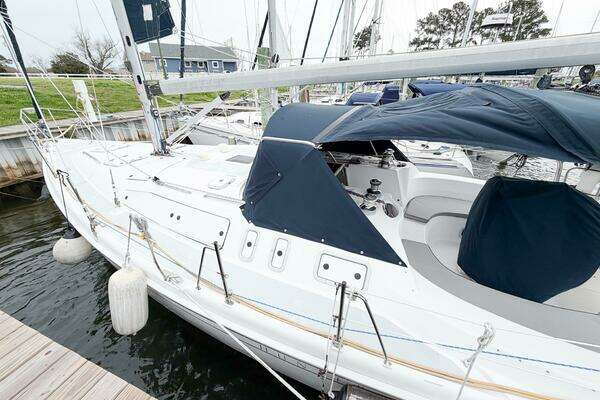Photo of the 2002 Hunter 380 "CAROLINA MOON"