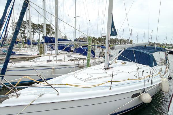 CAROLINA MOON 38ft Hunter Yacht For Sale