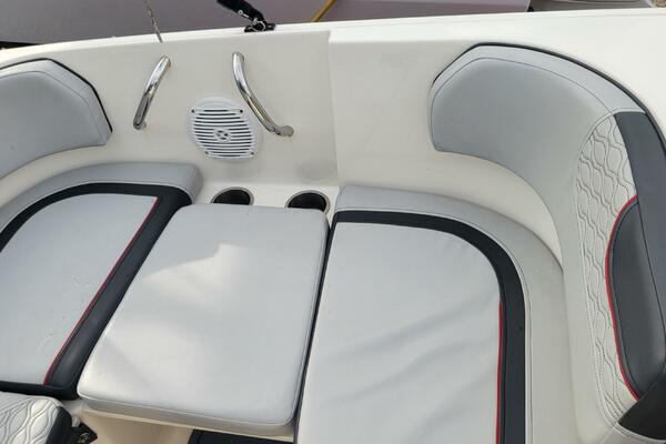 17ft Bayliner Yacht For Sale