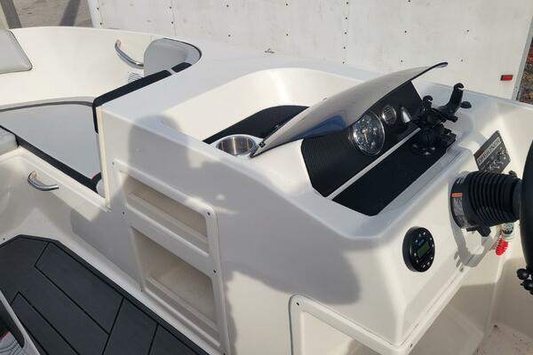 17ft Bayliner Yacht For Sale