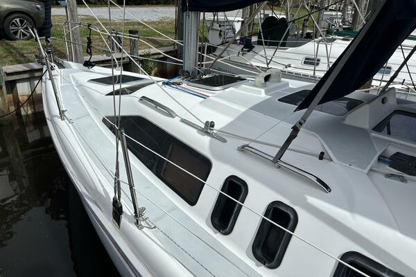 Neon Leon 30ft Hunter Yacht For Sale