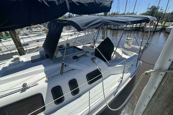 Photo of the 1995 Hunter 29.5 "Neon Leon"