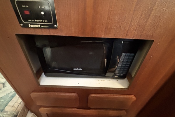 Neon Leon 30ft Hunter Yacht For Sale