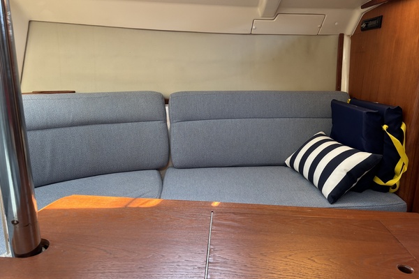 Neon Leon 30ft Hunter Yacht For Sale