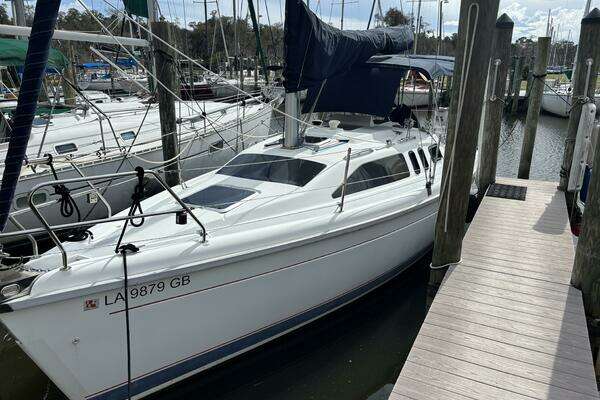 Photo of the 1995 Hunter 29.5 "Neon Leon"