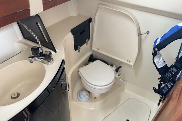 Neon Leon 30ft Hunter Yacht For Sale