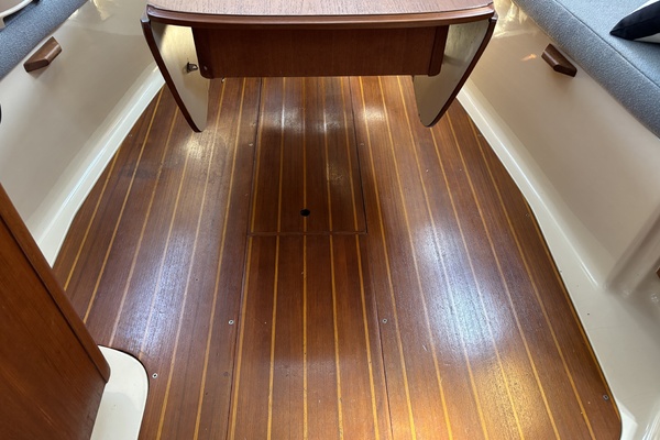 Neon Leon 30ft Hunter Yacht For Sale