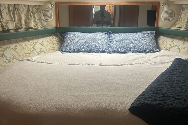 Lone Eagle 39ft Bayliner Yacht For Sale