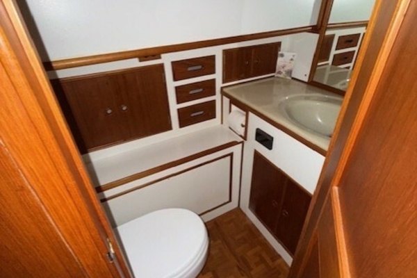 Aft stateroom head