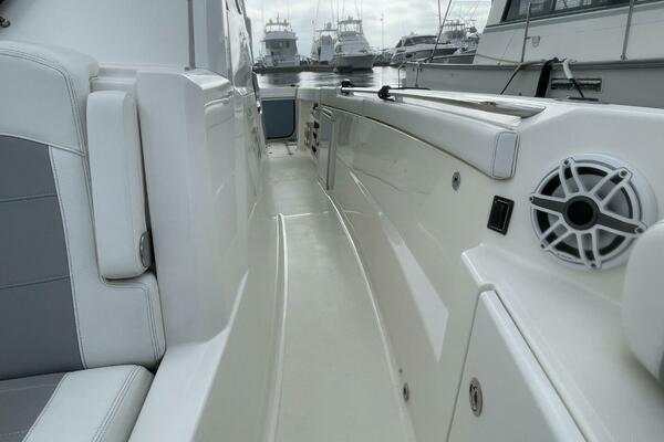 32ft Pursuit Yacht For Sale