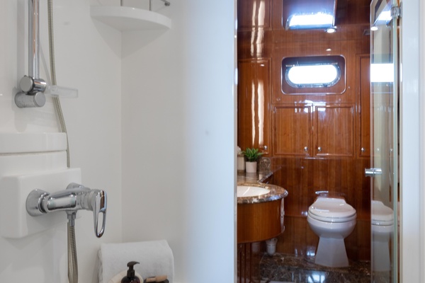 RAYS 82ft Horizon Yacht For Sale