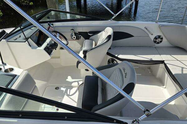 Photo of the 2023 Sea Ray SPX 210 OB