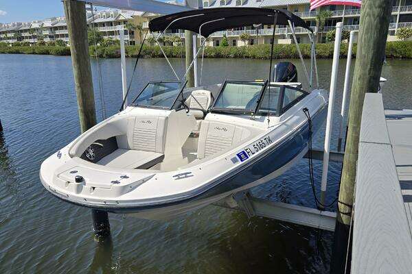 Photo of the 2023 Sea Ray SPX 210 OB