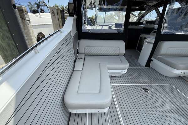 2024 Cruisers Yachts 50