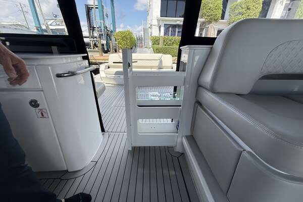 2024 Cruisers Yachts 50