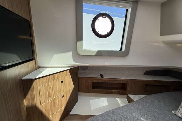 2024 Cruisers Yachts 50