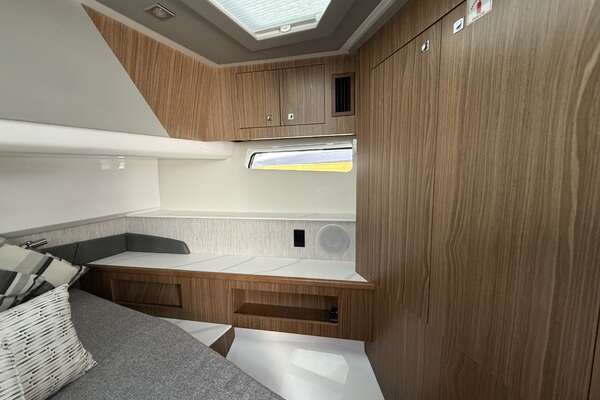 2024 Cruisers Yachts 50