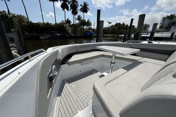 2024 Cruisers Yachts 50