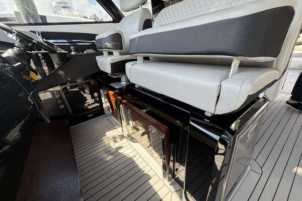 2024 Cruisers Yachts 50