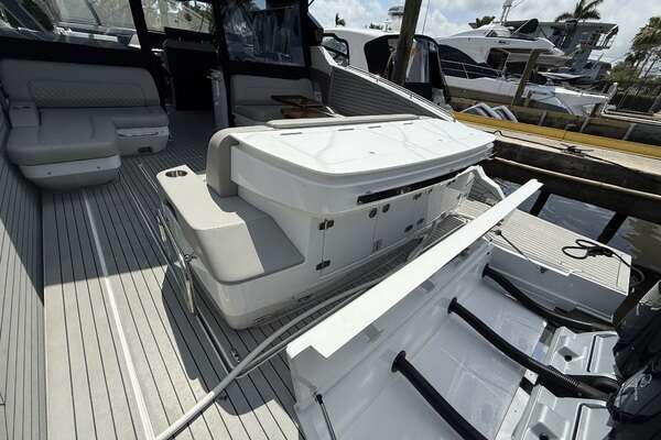 2024 Cruisers Yachts 50