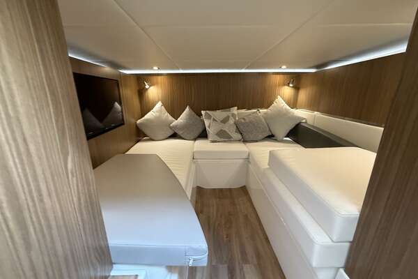 2024 Cruisers Yachts 50