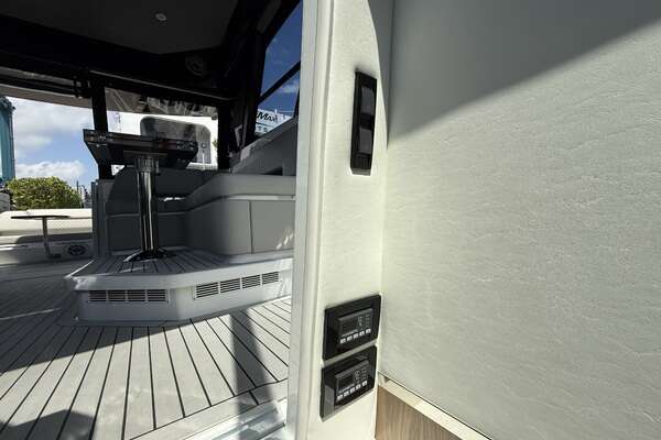 2024 Cruisers Yachts 50