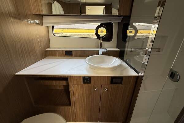 2024 Cruisers Yachts 50