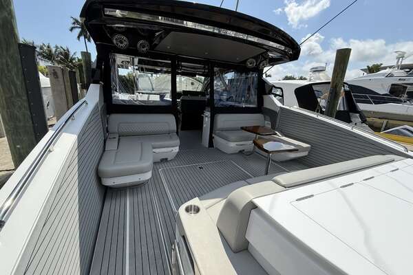 2024 Cruisers Yachts 50