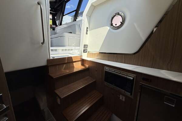 2024 Cruisers Yachts 50