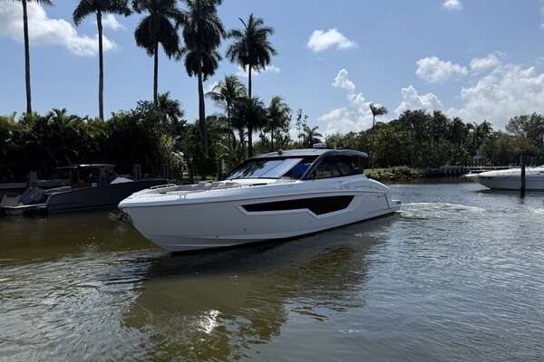 2024 Cruisers Yachts 50