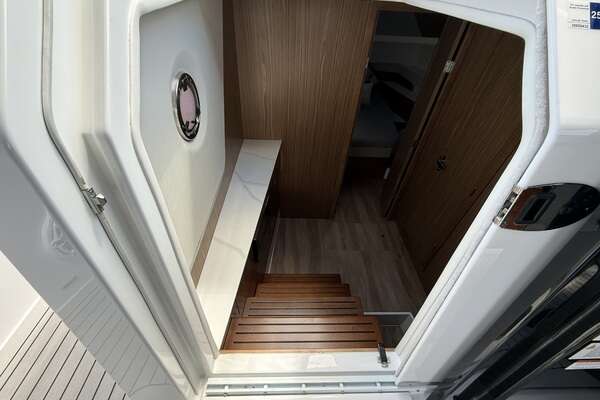 2024 Cruisers Yachts 50