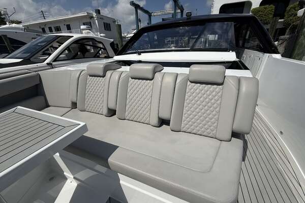 2024 Cruisers Yachts 50