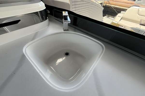 2024 Cruisers Yachts 50