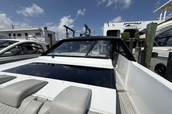 2024 Cruisers Yachts 50