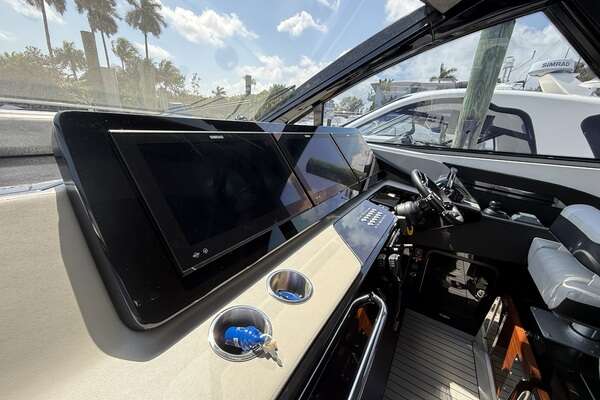 2024 Cruisers Yachts 50