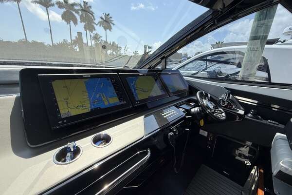 2024 Cruisers Yachts 50