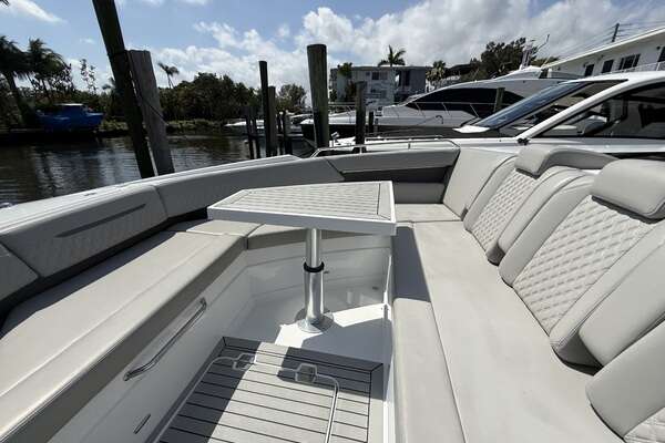 2024 Cruisers Yachts 50