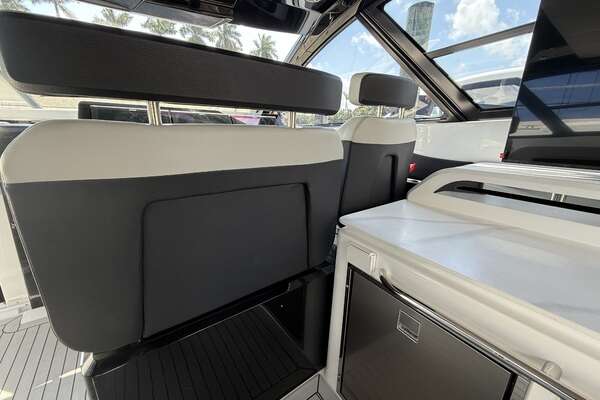 2024 Cruisers Yachts 50