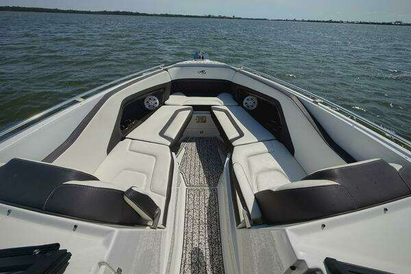 Photo of the 2020 Monterey 305 SS