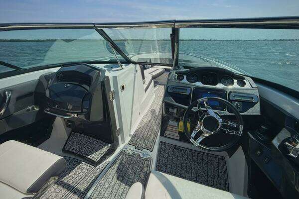 Photo of the 2020 Monterey 305 SS