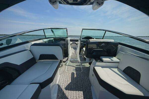 Photo of the 2020 Monterey 305 SS