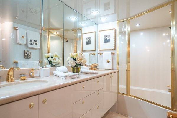 Lazzara 76 - Dare to Dream - Head