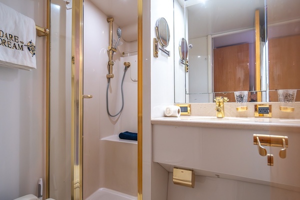 Lazzara 76 - Dare to Dream - Crew