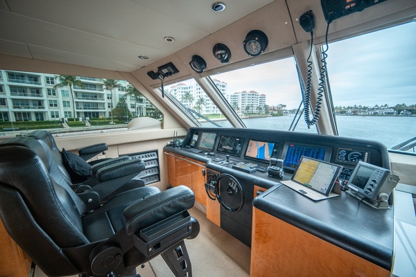 Lazzara 76 - Dare to Dream - Helm